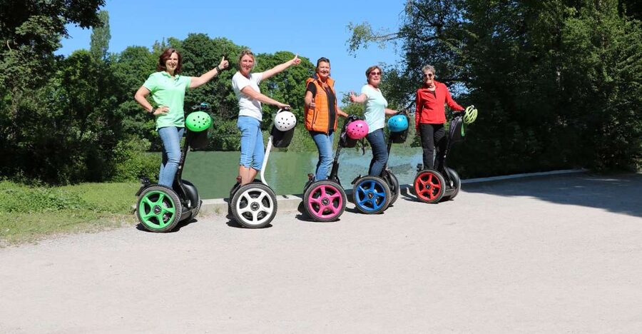 2H Best of München Sightseeings Tour - Getting comfortable before the ride