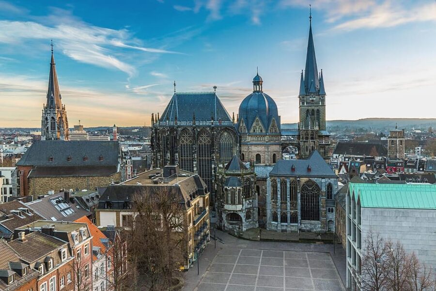Aachen: Express Walk with a Local in 60 minutes - Local Food, Cafes, Bars, and Aachen Sweets