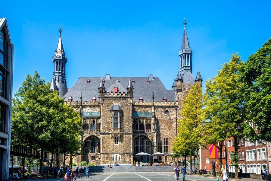 Aachen: Express Walk with a Local in 60 minutes - City Hall, Market Square, and Public Statues