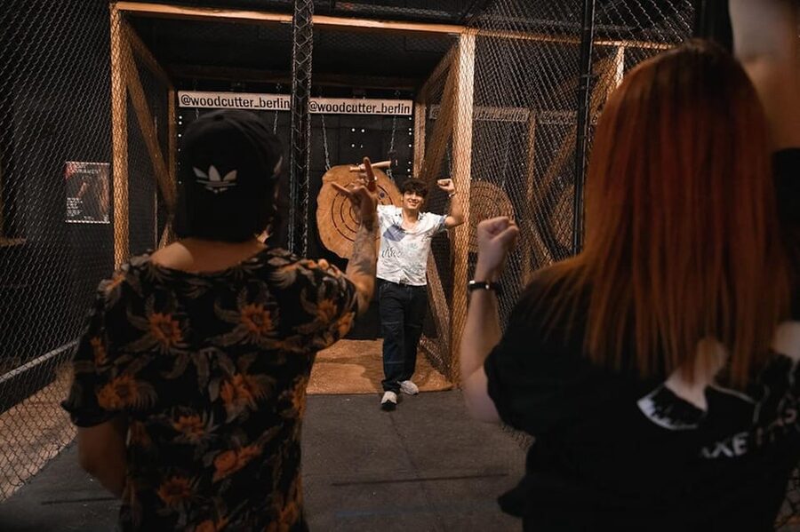 AXE THROWING EXPERIENCE IN BERLIN - Games, friendly competition, and the trick shot