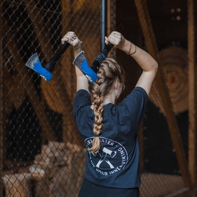 AXE THROWING EXPERIENCE IN BERLIN - Who will enjoy this most?