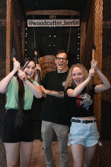 AXE THROWING EXPERIENCE IN BERLIN - Arriving 15 minutes early at WoodCutter
