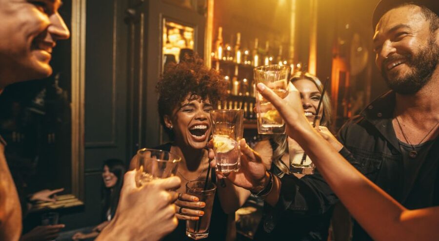 Bamberg: Bar & Club Tour with free Shots & VIP entry - The first drink and meeting the group