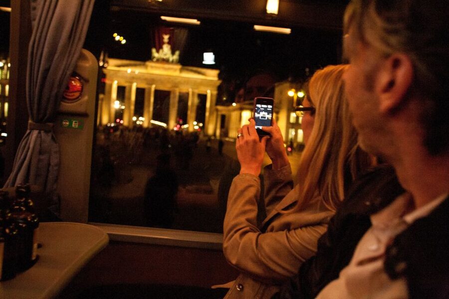 Berlin: 1.5-Hour Comedy Bus Tour in German - Evening times and meeting at Friedrichstadtpalast