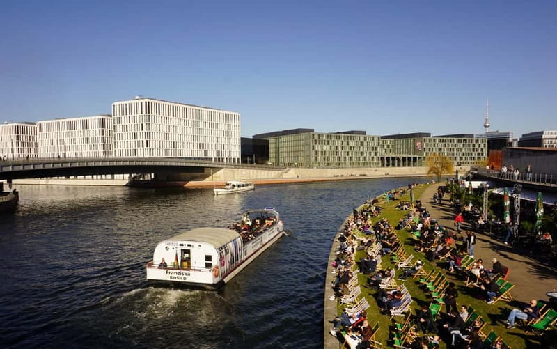 Berlin: 1-Hour Boat Tour with Bilingual Live Guide - Seeing Berlin from the Spree