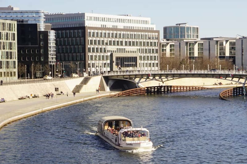 Berlin: 1-Hour Boat Tour with Bilingual Live Guide - From the Tränenpalast to the Reichstag