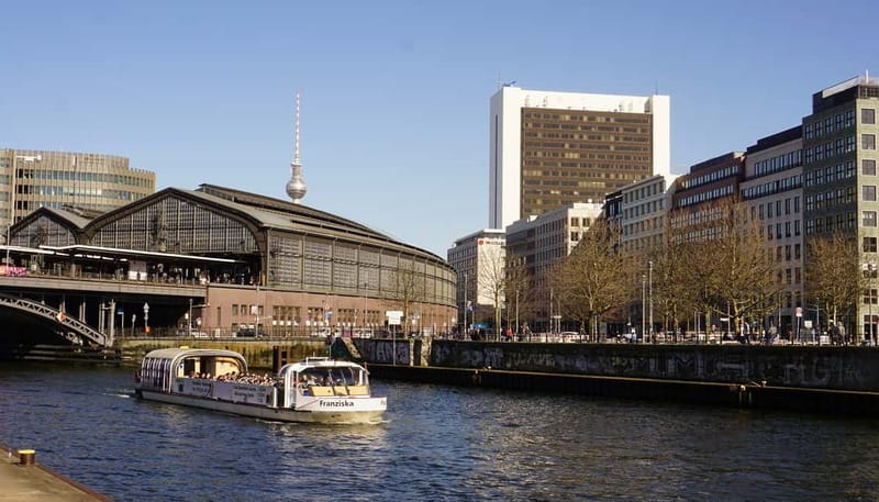 Berlin: 1-Hour Boat Tour with Bilingual Live Guide - Who should book this cruise?