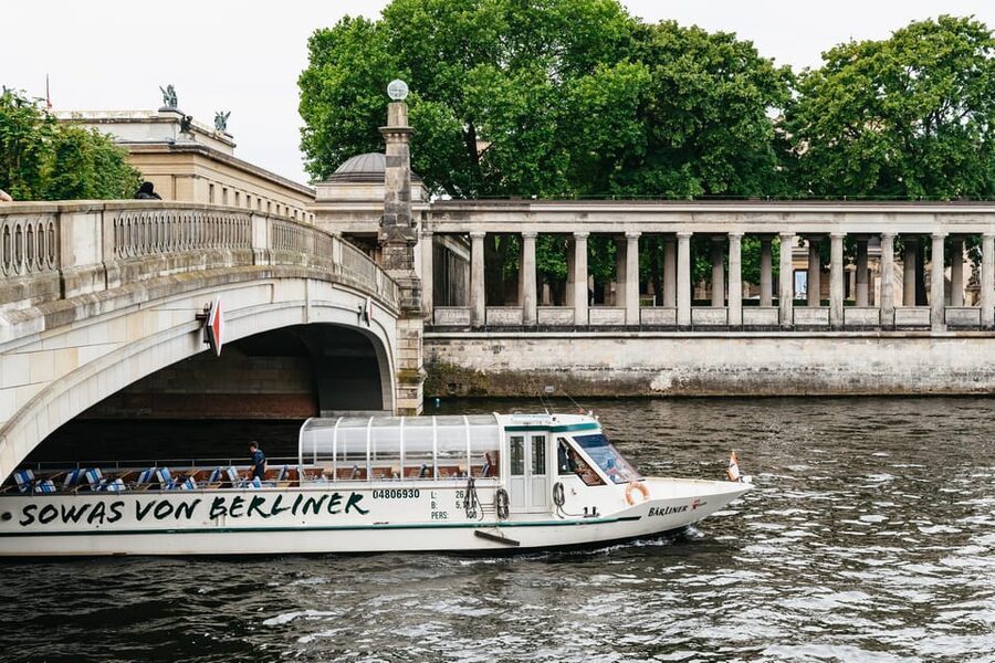 Berlin: 1-Hour City Sightseeing Cruise - Reichstag, Hauptbahnhof, and the government quarter