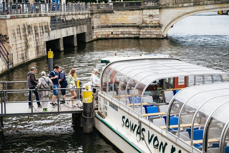 Berlin: 1-Hour City Sightseeing Cruise - How the audio commentary works in practice