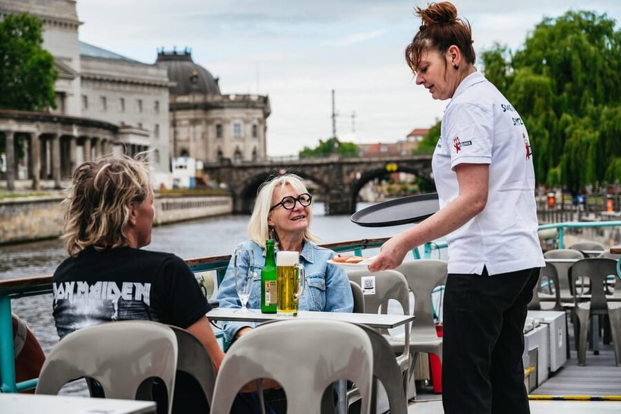 Berlin: 1-Hour City Sightseeing Cruise - Seating, weather, and onboard service