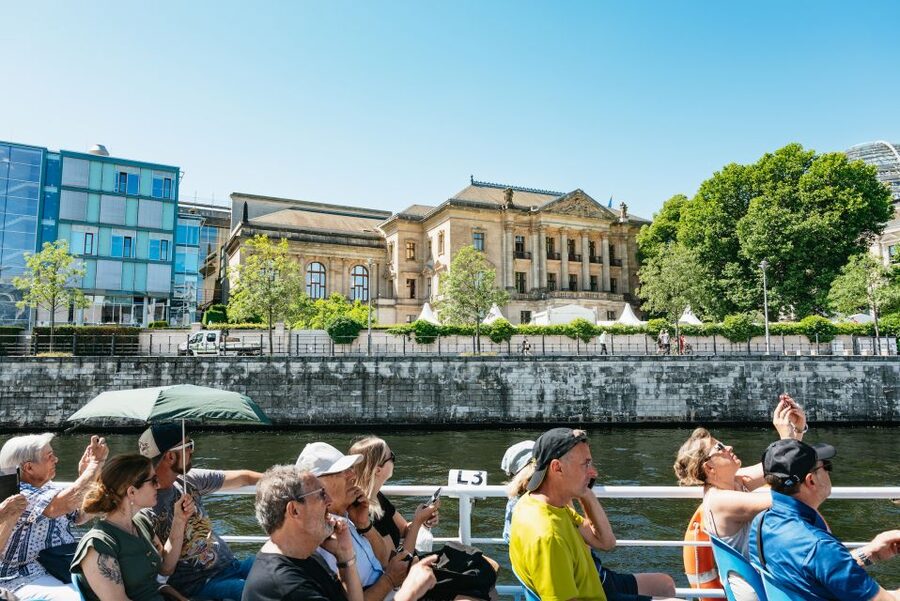 Berlin: 1-Hour City Tour by Boat with Guaranteed Seating - A one-hour introduction to Berlin from the Spree