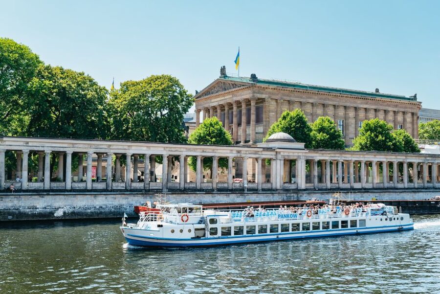 Berlin: 1-Hour City Tour by Boat with Guaranteed Seating - The Government Quarter and Reichstag