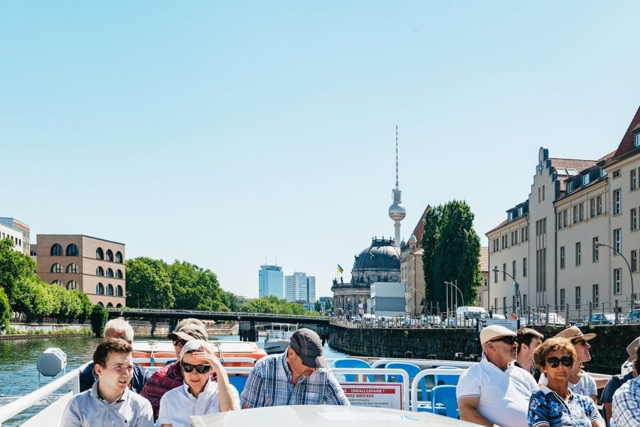 Berlin: 1-Hour City Tour by Boat with Guaranteed Seating - Haus der Kulturen der Welt and the turn at Lutherbrücke