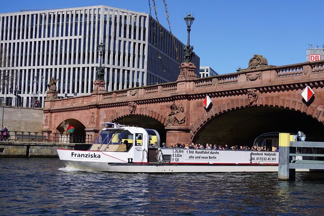 Berlin: 1-hr Boat Tour with Bilingual Live Guide (DE/EN) - Drinks, tables, and the onboard break