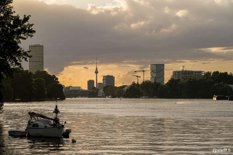 Berlin: 2.5-Hour Beer & Sunset Sightseeing Boat Cruise - Holzmarkt and Berlin’s creative east
