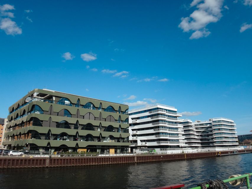 Berlin: 2.5-Hour East Side Boat Cruise with Commentary - Friedrichstrasse, the Tränenpalast, and the government quarter