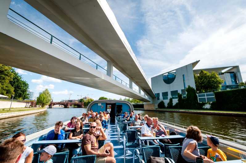 Berlin: 3.25-Hour Spree & Landwehrkanal Boat Tour - Commentary, language, and guide quality