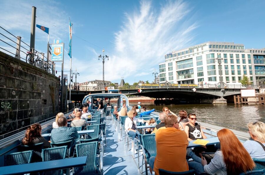 Berlin: 3.25-Hour Spree & Landwehrkanal Boat Tour - Food, drinks, and comfort aboard