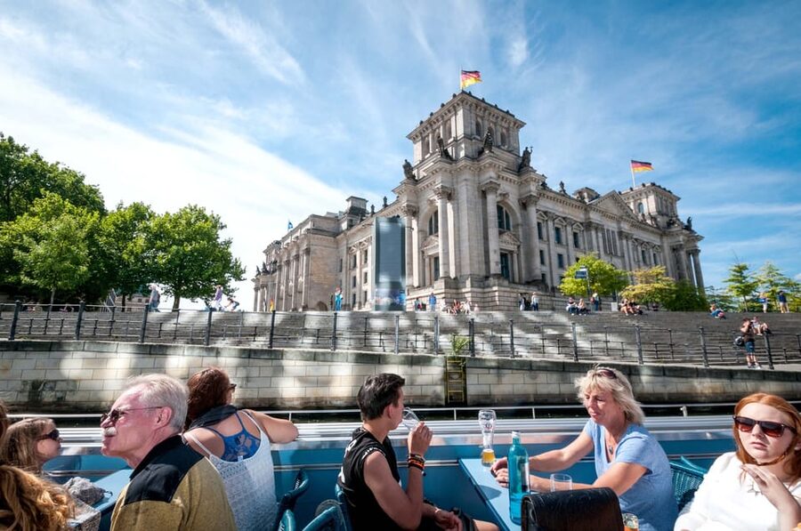Berlin: 3.25-Hour Spree & Landwehrkanal Boat Tour - The first stretch: Berlin from the Spree