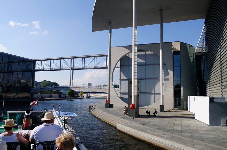 Berlin: 3.5-Hour Sightseeing Cruise on the Spree River - The government quarter: Chancellery, Central Station, and Reichstag