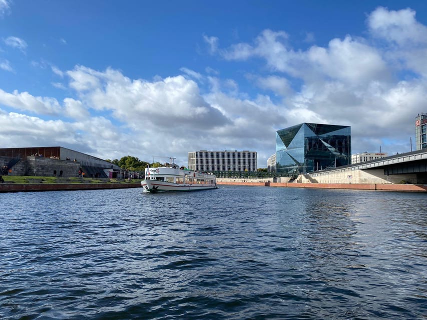 Berlin: 3.5-Hour Sightseeing Cruise on the Spree River - Friedrichstraße, the Tränenpalast, and Humboldt Harbour
