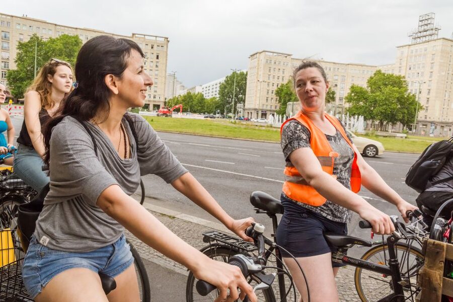 Berlin: Alternative Bike Tour of Kreuzberg & Friedrichshain - The Spree, Oberbaumbrücke, and city views
