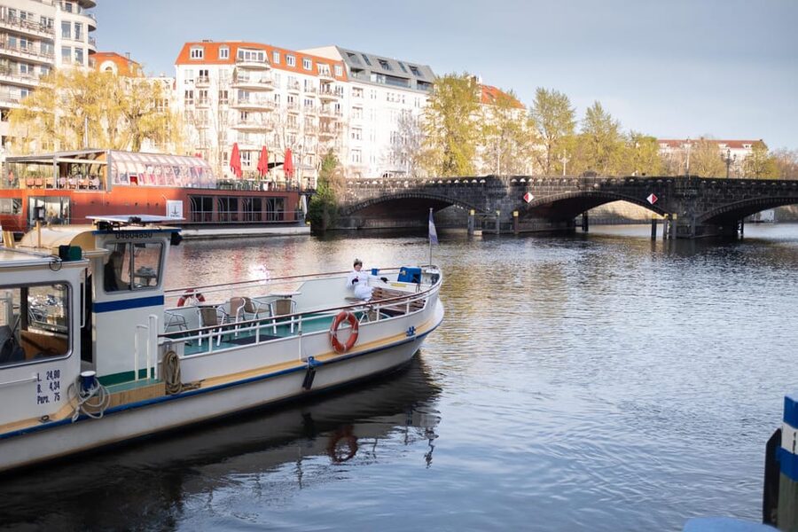 Berlin: Audrey Ahoi! Spree cruise with drag queen (HOL) - Museum Island and the Nefertiti greeting