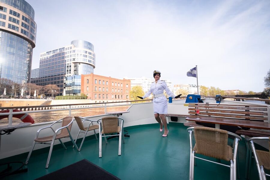 Berlin: Audrey Ahoi! Spree cruise with drag queen (HOL) - What the $33 price really covers