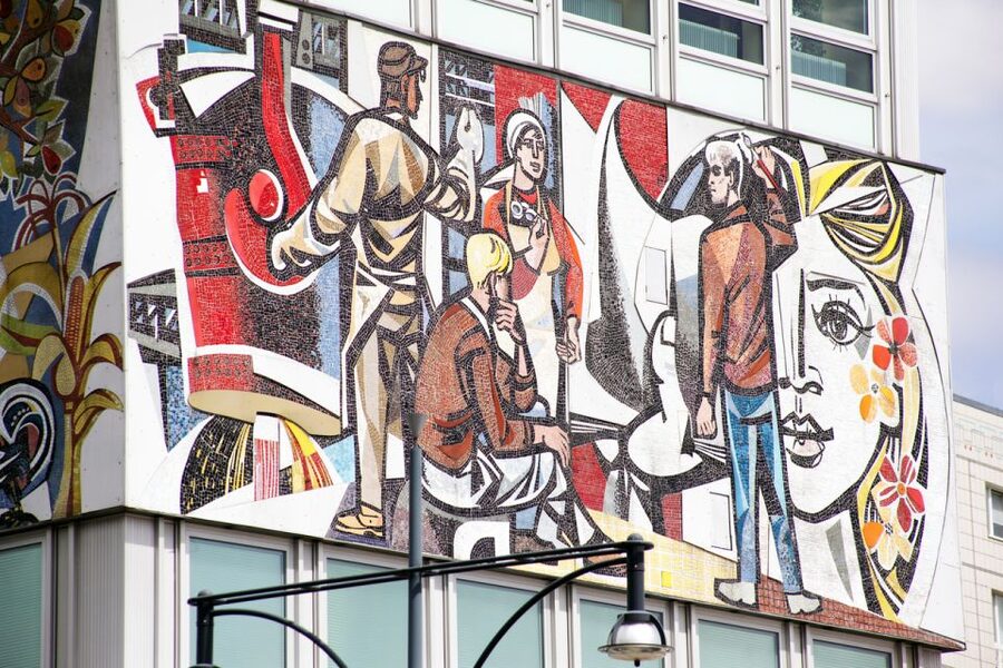Berlin: Berlin Wall and the Cold War Walking Tour - Walking beside the death strip