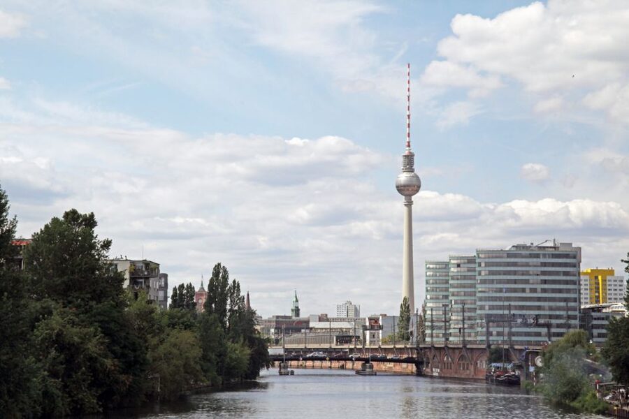 Berlin: Berlin Wall and the Cold War Walking Tour - Tunnel 57 and the risks of escape