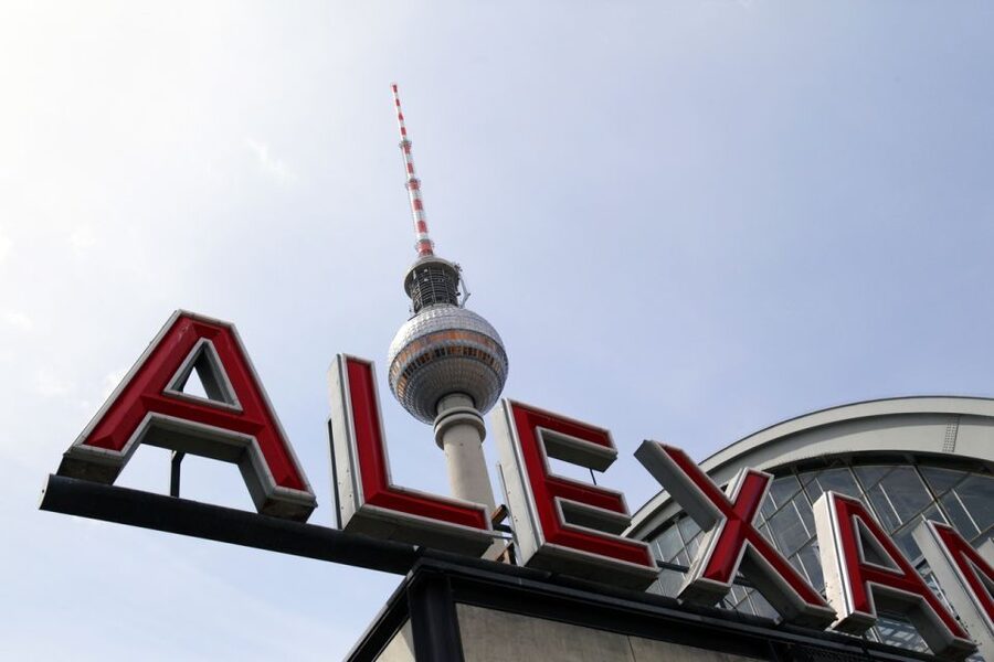 Berlin: Berlin Wall and the Cold War Walking Tour - Guides, group size, and the tone of the walk