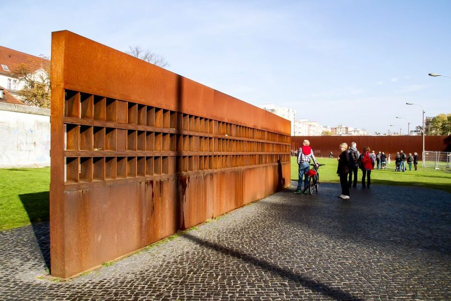 Berlin: Berlin Wall Tour Berlin East West - Why Berlin’s Wall is best understood on foot