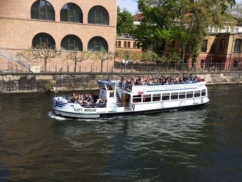 Berlin: Boat Sightseeing Cruise with Audioguide - What the one-hour route shows you
