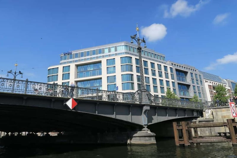 Berlin: Boat Sightseeing Cruise with Audioguide - Commentary in English and German