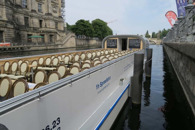 Berlin: Boat Sightseeing Cruise with Audioguide - Boat comfort, roof, heating, and drinks