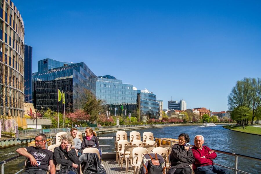 Berlin: Boat Tour Along the River Spree - Berlin Central Station and the modern city
