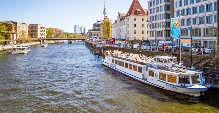 Berlin: Boat Tour Along the River Spree - Hamburger Bahnhof and the return to Friedrichstrasse
