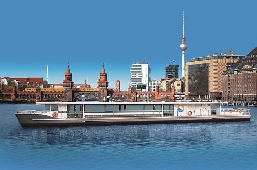 Berlin boat tour| Berlin highlight tour with solar boat on the Spree - Oberbaum Bridge and the East Side Gallery