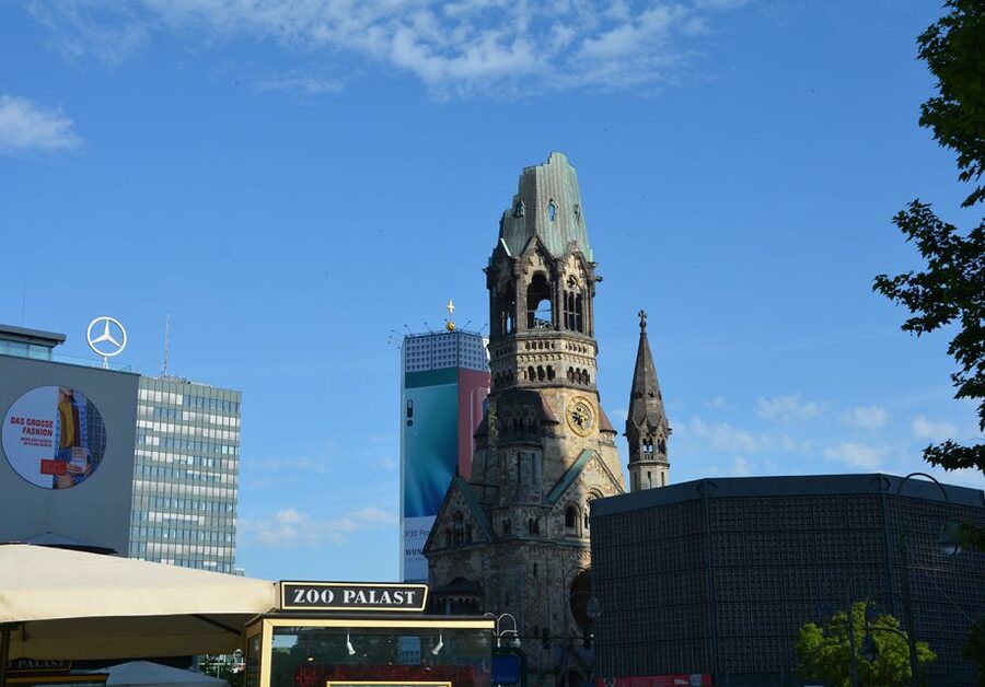 Berlin: City-West Walking Tour with a Real Berliner - Zoologischer Garten and the Cold War city