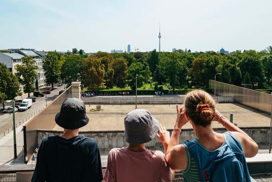 Berlin: Cold War Walking Tour on Berlin Wall Route - Starting in Gesundbrunnen, where the Wall becomes a real place