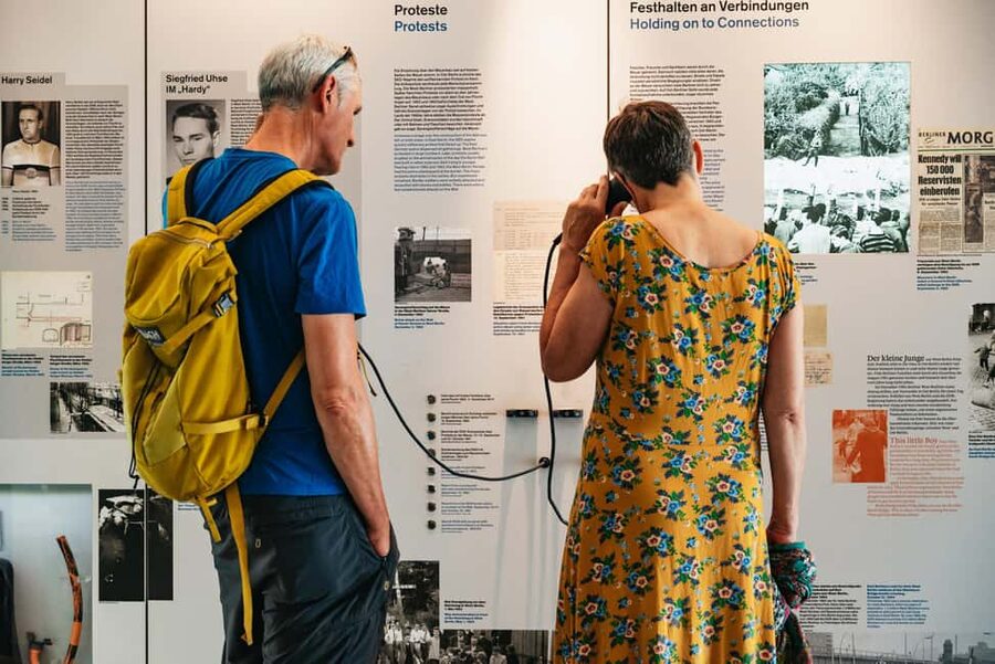 Berlin: Cold War Walking Tour on Berlin Wall Route - Guide languages and group choices