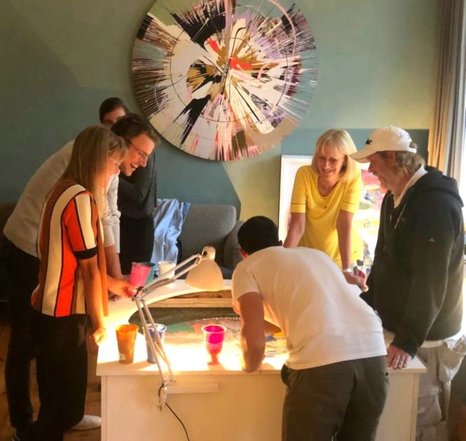 Berlin: Create Your Own Spin Painting at Jans Echternacht - Choosing between the 80-centimeter and 50-centimeter canvases