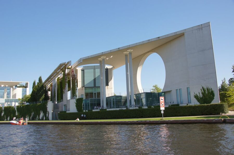 Berlin: Dinner Cruise on the Spree with Prosecco - The first drink and the choice of dinner packages