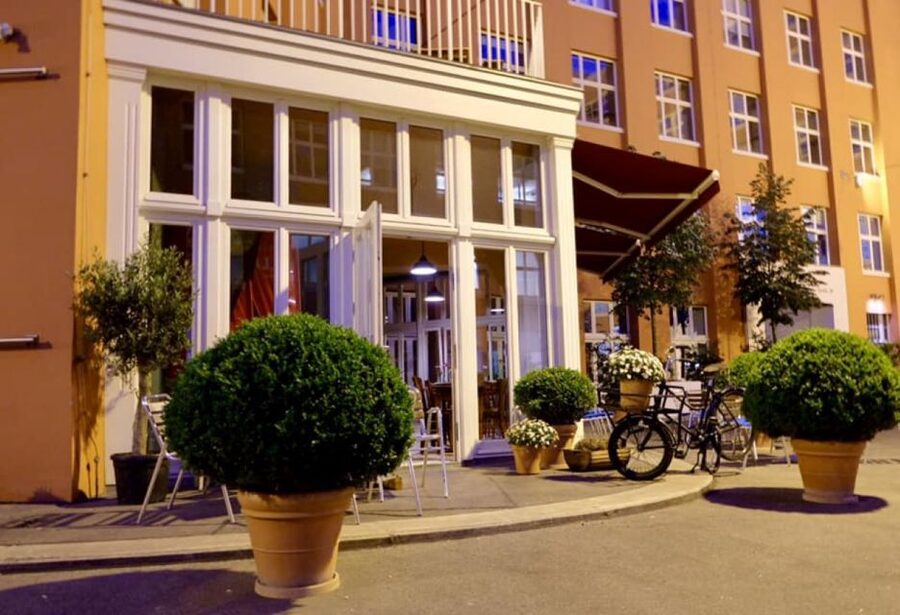 Berlin: Dinner in the Dark - Following your guide into the dark room