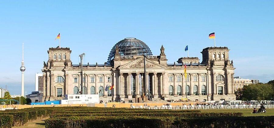 Berlin (E)Bike Tour Historical Highlights in Small groups - Checkpoint Charlie and the former Cold War divide