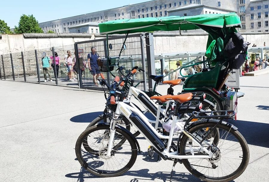 Berlin (E)Bike Tour Historical Highlights in Small groups - Brandenburg Gate and the Reichstag