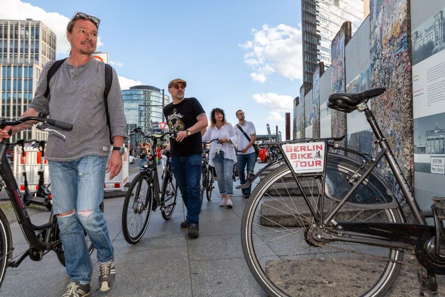 Berlin: E-Bike Tour of the Berlin Wall and Mitte Highlights - Charité, the Reichstag, and Brandenburg Gate