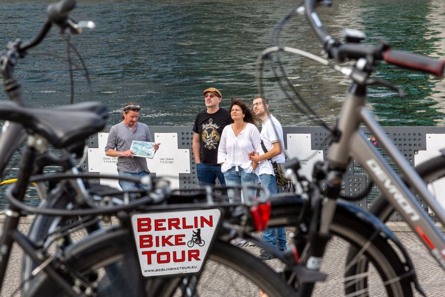Berlin: E-Bike Tour of the Berlin Wall and Mitte Highlights - Berlin Cathedral, the Palace, and Nikolaiviertel