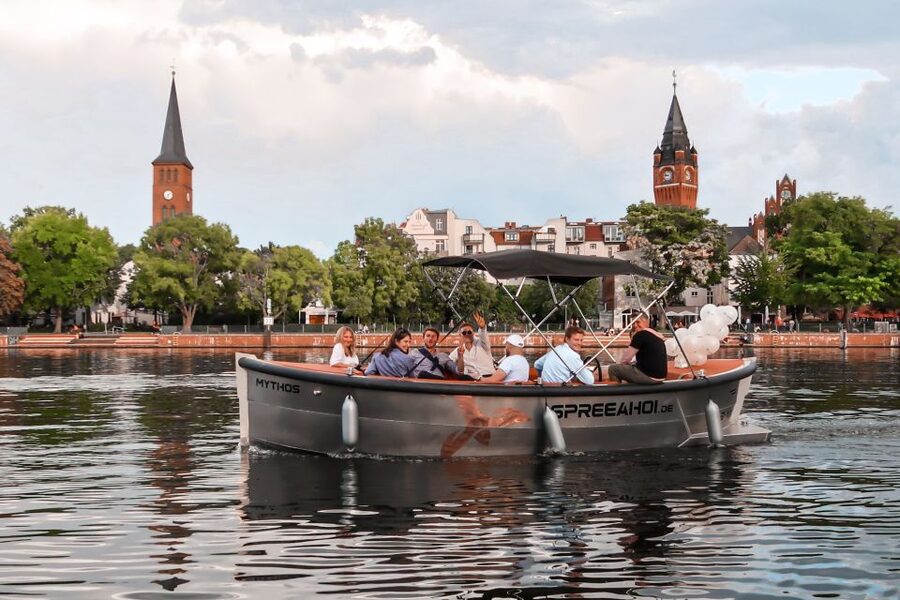 Berlin: Electric Boat Rental for self-driving 2 hrs - Starting in Grünau, where the city starts to slow down