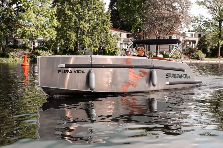 Berlin: Electric Boat Rental for self-driving 2 hrs - Small details that make the outing work